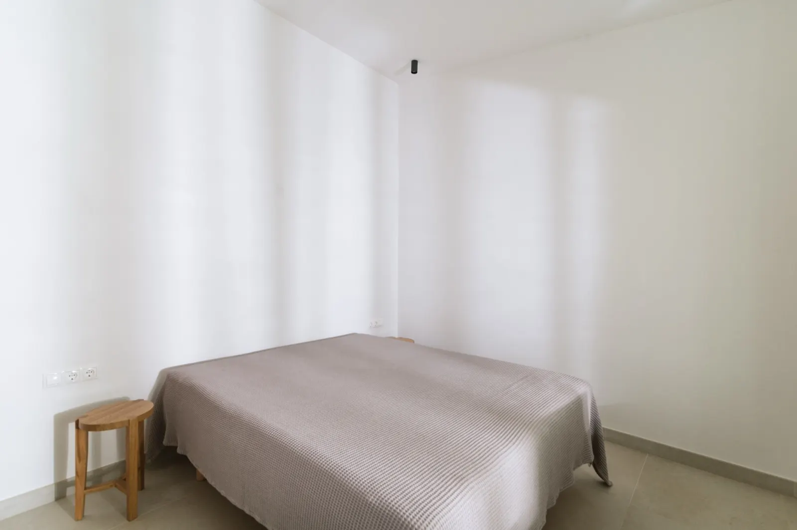 Lower Guesthouse bedroom with queen Cocomat bed
