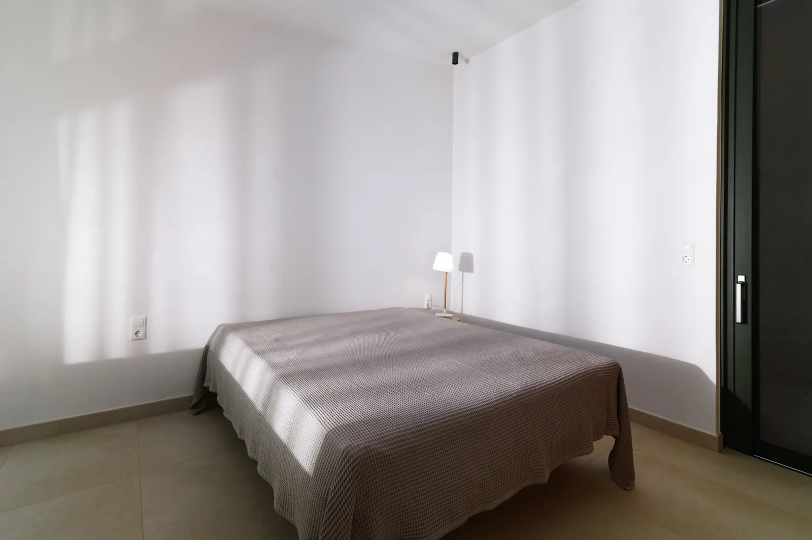 Upper Guesthouse bedroom with queen Cocomat bed and valley views